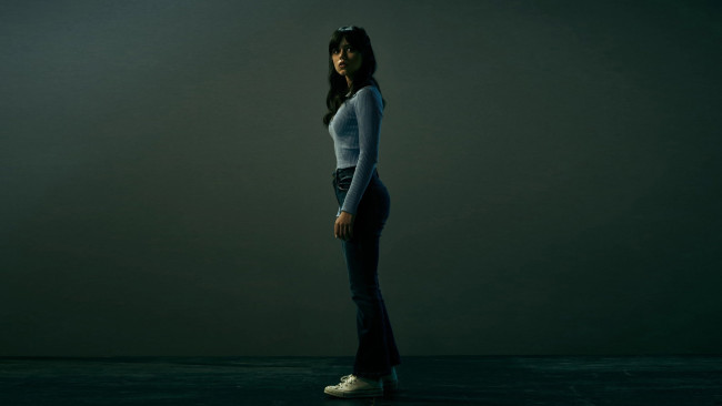 Обои картинки фото девушки, jenna ortega, джинсы, свитер