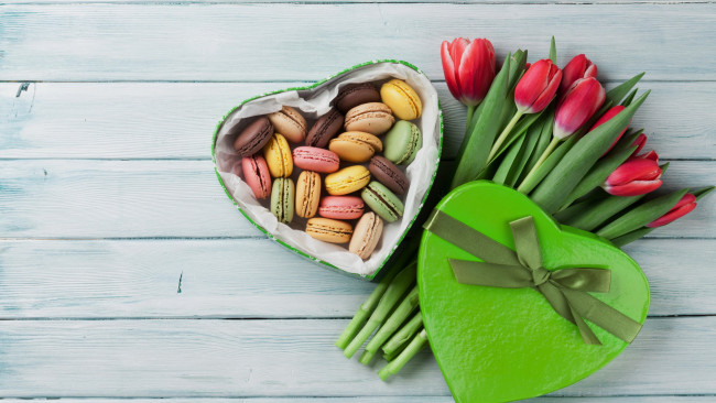 Обои картинки фото праздничные, день святого валентина,  сердечки,  любовь, коробка, сердце, макаруны, тюльпаны, бутоны, лента, бант