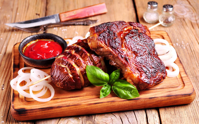 Обои картинки фото еда, мясные блюда, кетчуп, стейк, базилик, лук