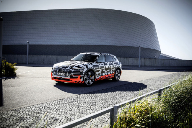 Обои картинки фото audi e-tron, автомобили, audi, белый, рисунок, здание, площадка