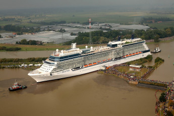 Картинка корабли лайнеры река люди лайнер баркас