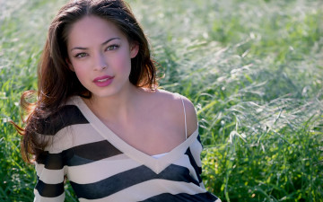 Картинка Kristin+Kreuk девушки   трава брюнетка
