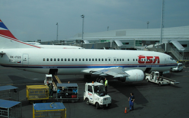 Обои картинки фото авиация, другое, погрузчики, аэродром, самолет