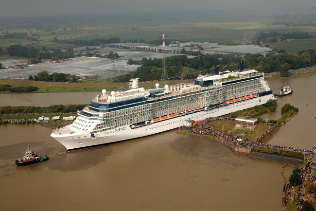 Обои картинки фото корабли, лайнеры, река, люди, лайнер, баркас