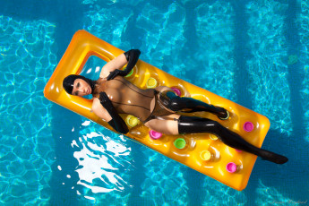 Картинка Susan+Wayland девушки матрац вода бассейн латекс