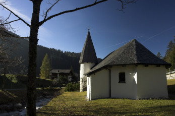 Картинка города -+католические+соборы +костелы +аббатства дом дерево небо трава зелень
