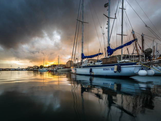 Обои картинки фото корабли, порты ,  причалы, заря, яхта, побережье