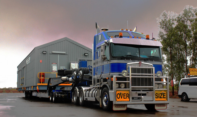 Обои картинки фото kenworth trucks, автомобили, kenworth , выставка, улица, kenworth, автобусы, truck, company, сша