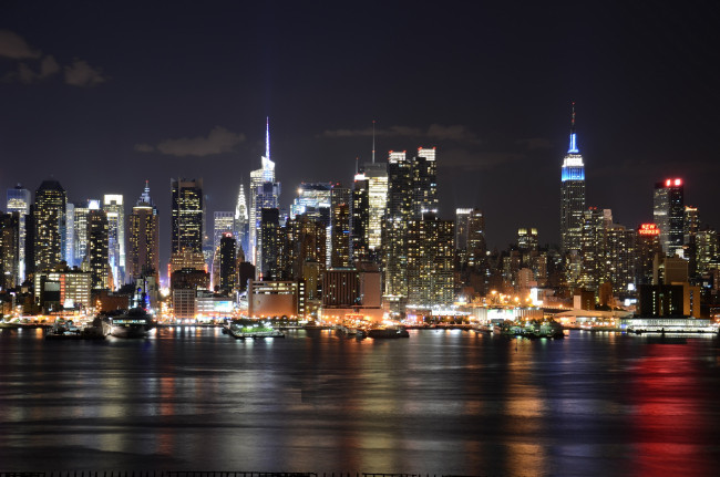 Обои картинки фото города, нью-йорк , сша, ночь, высотки, здания, сияние, небо, вода, огни, облака