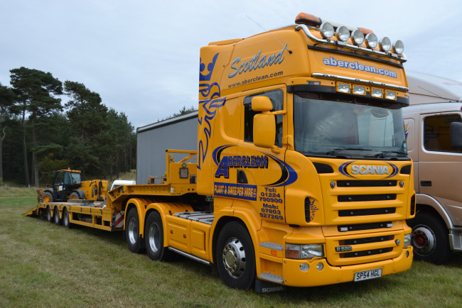 Обои картинки фото scania r580, автомобили, scania , выставка, улица, scania, грузовые, швеция, ab, судовые, дизельные, двигатели, автобусы