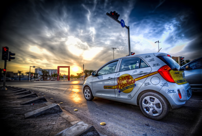 Обои картинки фото автомобили, выставки и уличные фото, авто, закат, тучи, дорога