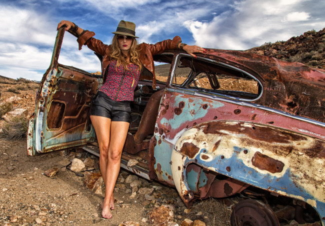 Обои картинки фото девушки, -unsort , блондинки, очки, шляпа, девушка, металлолом