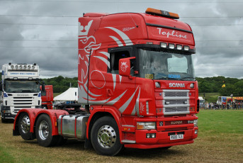 Картинка scania+580 автомобили scania+ выставка улица седельный тягач тяжелый грузовик