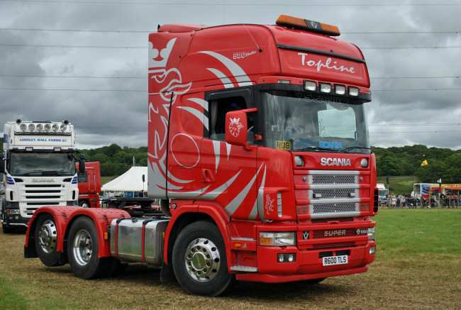 Обои картинки фото scania 580, автомобили, scania , выставка, улица, седельный, тягач, тяжелый, грузовик