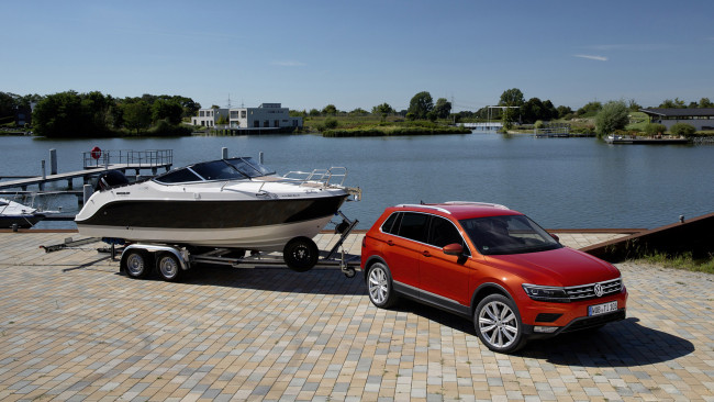 Обои картинки фото volkswagen tiguan with a trailer 2017, автомобили, volkswagen, tiguan, trailer, 2017