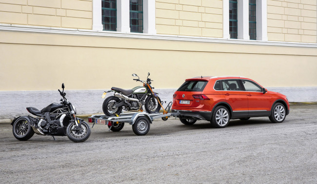 Обои картинки фото volkswagen tiguan with a trailer 2017, автомобили, volkswagen, 2017, tiguan, trailer