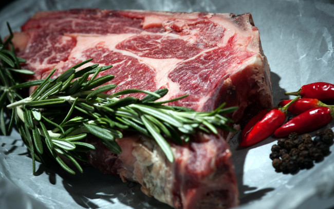 Обои картинки фото еда, мясные блюда, мясо, розмарин, перчик, перец