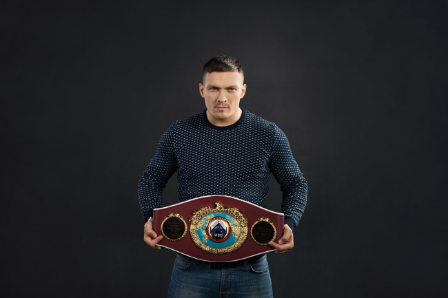 Обои картинки фото спорт, бокс, фон, пояс, aleksandr, usyk, украина, чемпион, боксер, александр, усик
