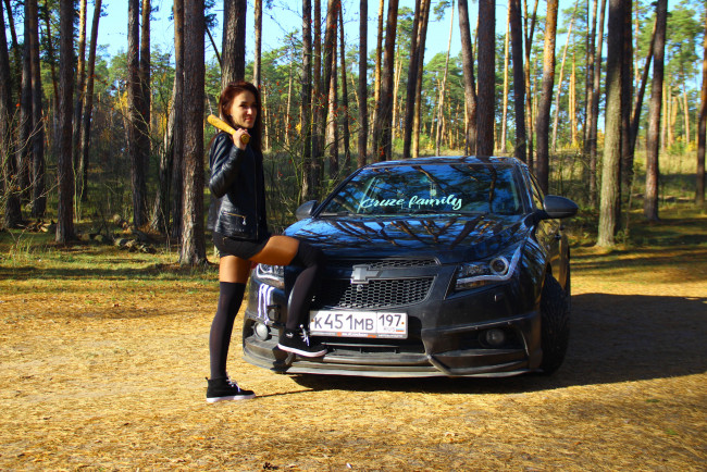 Обои картинки фото автомобили, -авто с девушками, chevrolet, cruze