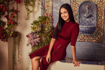 Картинка emily+tosta девушки -+брюнетки +шатенки брюнетка платье улыбка emily tosta