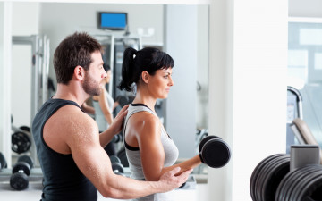 Картинка спорт фитнес девушка тренер гантели