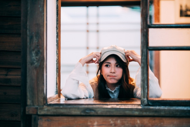 Обои картинки фото девушки, - азиатки, азиатка, шапка, поза