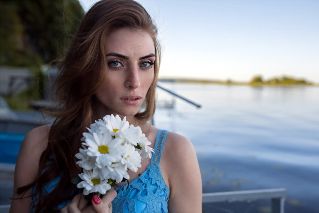 Обои картинки фото девушки, - лица,  портреты, шатенка, лицо, цветы, озеро