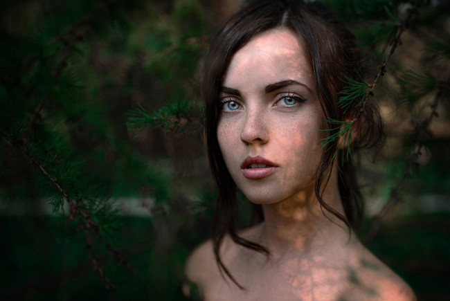 Обои картинки фото девушки, - лица,  портреты, брюнетка, веснушки, катя, форест