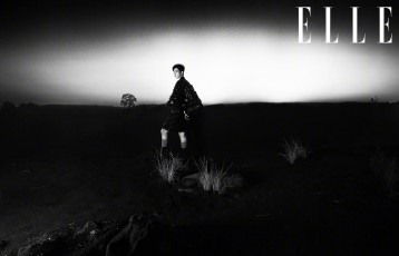 Картинка мужчины xiao+zhan накидка шорты сапоги степь трава камни