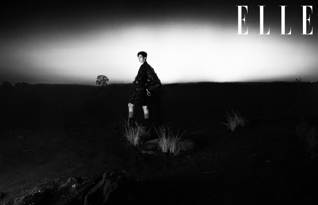 Обои картинки фото мужчины, xiao zhan, накидка, шорты, сапоги, степь, трава, камни