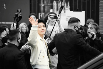 Картинка разное знаменитости сяо чжань жест люди телохранители