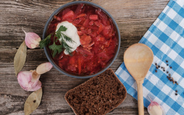 Картинка еда первые+блюда чеснок черный хлеб борщ сметана