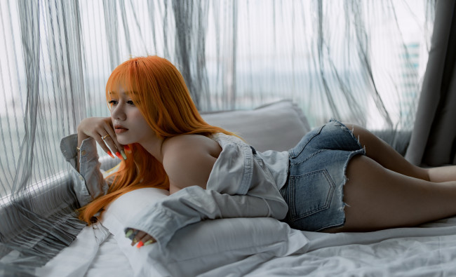 Обои картинки фото девушки, - азиатки, азиатка, модель, длинные, волосы, крашеные, в, постели, подушка, лежа, спереди, кольца, рубашка, голые, плечи, открытая, короткие, шорты, джинсовые, высокая, талия, задница, ноги, смотрит, вбок, красная, помада