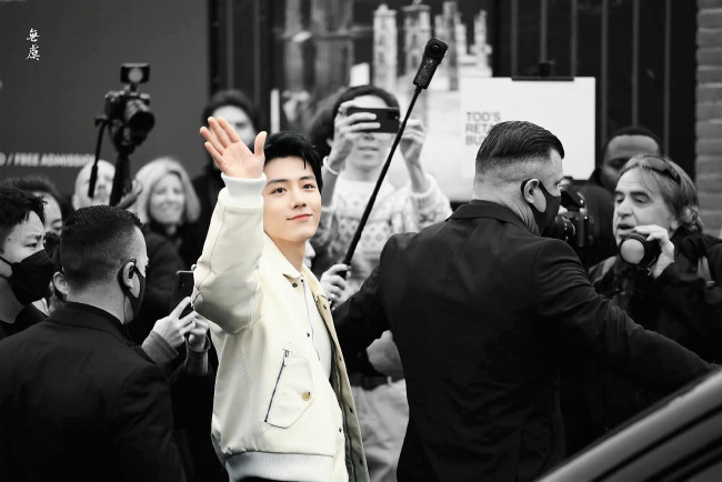 Обои картинки фото разное, знаменитости, сяо, чжань, жест, люди, телохранители