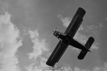 Картинка авиация лёгкие+одномоторные+самолёты монохромный антонов ан2 полет биплан с высоты птичьего полета водяными знаками украинский самолет