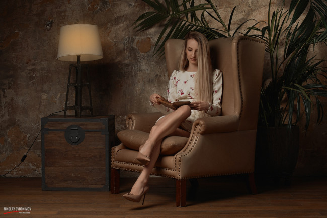 Обои картинки фото девушка - girl, девушки, - брюнетки,  шатенки, девушка, женщина, шатенка, темноволосая, сексуальная, модель, звезда, позирует, разная, обувь, верхняя, стильная, одежда, нижнее, эротическое, бельё, трусы, лифчик, колготки, чулки, аксессуары, макияж, и, множество, элементов, на, фотографии