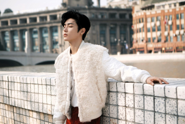 Обои картинки фото мужчины, hou ming hao, актер, куртка, город