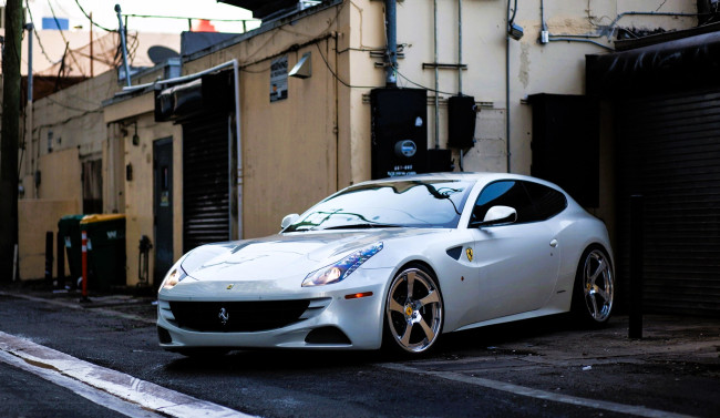 Обои картинки фото ferrari ff, автомобили, ferrari, белый, дорога, здание