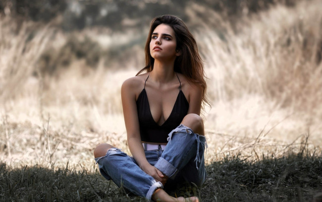 Обои картинки фото девушки, - брюнетки,  шатенки, шатенка, топ, джинсы, дырки, трава