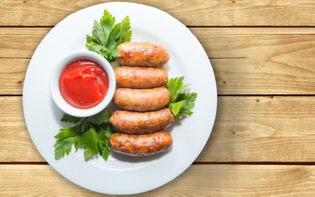 Обои картинки фото еда, колбасные изделия, петрушка, колбаски, соус