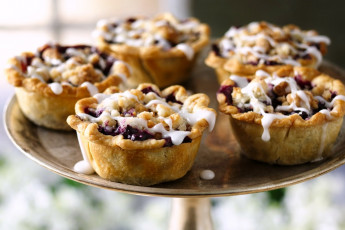 Картинка еда пирожные кексы печенье ягоды корзинки глазурь