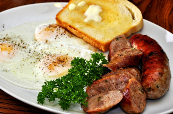 Картинка еда Яичные блюда яичница колбаски гренка петрушка