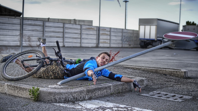 Обои картинки фото юмор, приколы, велосипед, город, падение