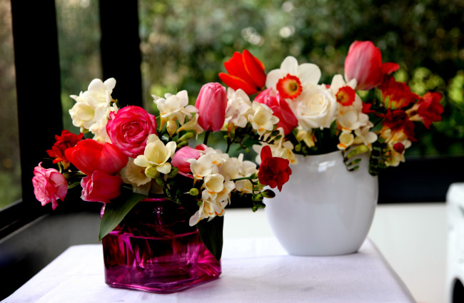 Обои картинки фото цветы, букеты, композиции, кувшины, розы, тюльпаны, фрезия, нарциссы