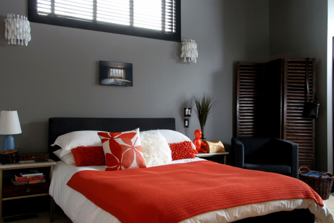 Обои картинки фото интерьер, спальня, кукла, покрывало, подушки, кровать