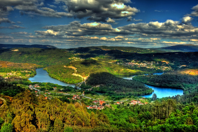 Обои картинки фото природа, пейзажи, деревня, река, леса, деревья, облака, мост