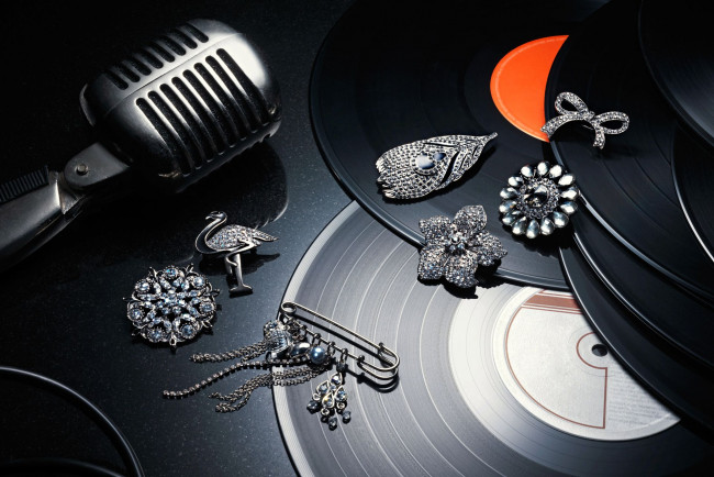 Обои картинки фото разное, украшения, аксессуары, веера, брошь, пластинка, микрофон