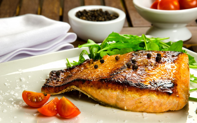 Обои картинки фото еда, рыбные, блюда, морепродуктами, зелень, помидоры, рыба