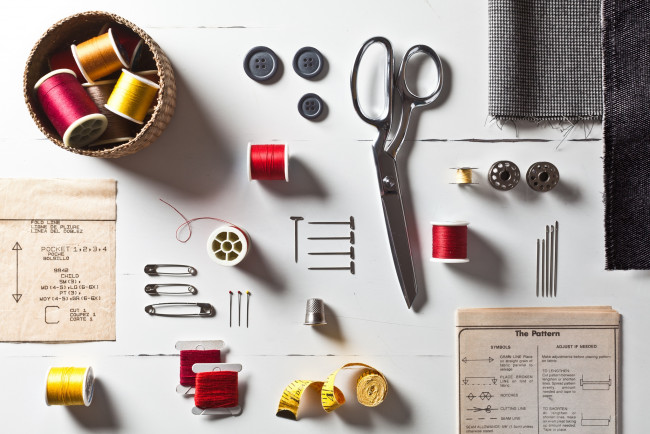 Обои картинки фото разное, ремесла, поделки, рукоделие, ножницы, нитки, булавки, пуговицы, порядок