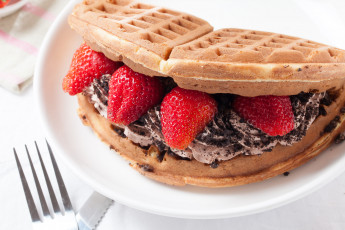 Картинка еда мороженое +десерты клубника десерт вафли крем